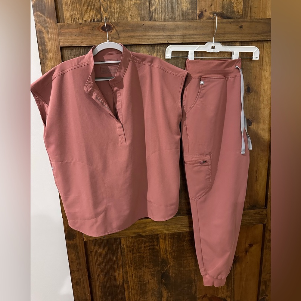 Figs scrub set: Mauve Medium top / Large Petite bottoms